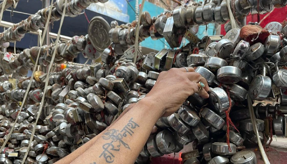 tale wale mahadev,prayagraj temple,lock offering temple,unique shiva temple,mannat temple india,sawan temple crowd,bhole nath temple prayagraj,locks for wishes,prayagraj famous temples,spiritual tourism india