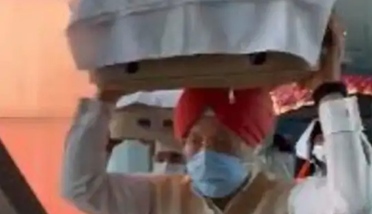 काबुल से निकाले गए 78 लोग दिल्ली पहुंचे, केंद्रीय मंत्री हरदीप सिंह पुरी ने सिर पर रखे वहां से आए गुरुग्रंथ साहिब, VIDEO