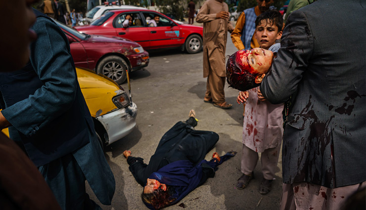 अपने वादे पर नहीं टिक पाया तालिबान, काबुल एयरपोर्ट पर महिलाओं और बच्चों पर नुकीले-धारदार हथियारों से किया हमला