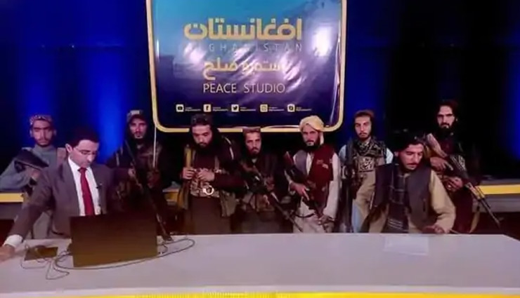पत्रकारों की कनपटी पर बंदूक रखकर अपनी तारीफ करवा रहा तालिबान, देखें वीडियो