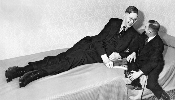 आजतक कोई भी नहीं तोड़ सका इस सबसे लंबे आदमी का रिकॉर्ड, पहनता था 37 नंबर का जूता weird news,weird incident,tallest man,robert wadlow