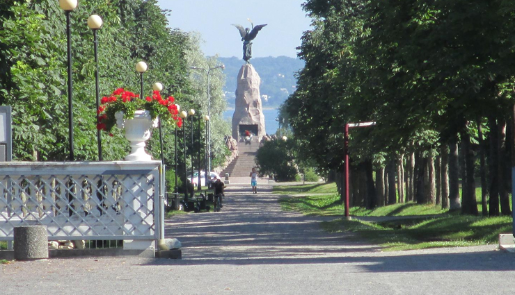 the russalka memorial,freedom square,kadriorg park,tallinn zoo,toompea hill,oleviste church,tallinn old,tallinn,tourist places in tallinn,attractions in tallinn