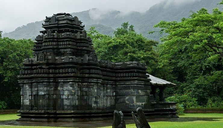 नाईट लाइफ के अलावा इन 10 मंदिरों के लिए भी प्रसिद्द हैं गोवा, जाएं तो जरूर करें दर्शन famous temples in goa,list of all temples in goa,biggest temple in goa,most famous temple in goa,oldest temple in goa,old temples in goa,famous temples in north goa,famous shiva temple in goa,famous temples in south goa,goa holidays,holidays