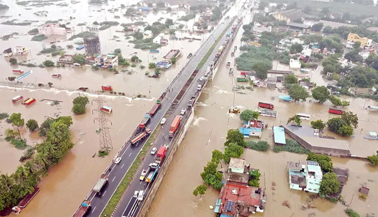 तमिलनाडु में बाढ़, ट्रेन में फंसे 800 यात्रियों को सुरक्षित निकालने में जुटी NDRF