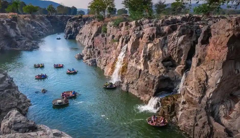 10 Amazing Waterfalls To Visit in Tamil Nadu