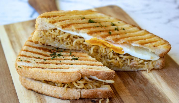 ब्रेकफास्ट के लिए बेहतरीन ऑप्शन साबित होगा टैंगी नूडल्स सैंडविच #Recipe