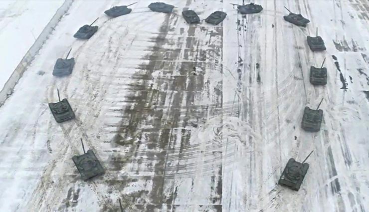 अनोखा अंदाज : सैनिक ने टैंक तैनात कर वैलेंटाइन पर किया गर्लफ्रेंड को प्रपोज