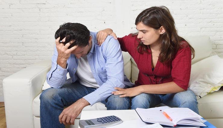 कर्ज का बोझ लगता है पहाड़ के समान, इन उपायों की मदद से दूर करें यह परेशानी