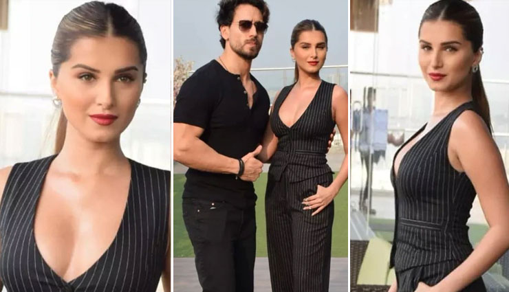 Heropanti 2: डीप नेक ड्रेस पहनकर फिल्म प्रमोशन के लिए पहुंची तारा सुतारिया, साफ दिखा क्लीवेज, देखें वीडियो