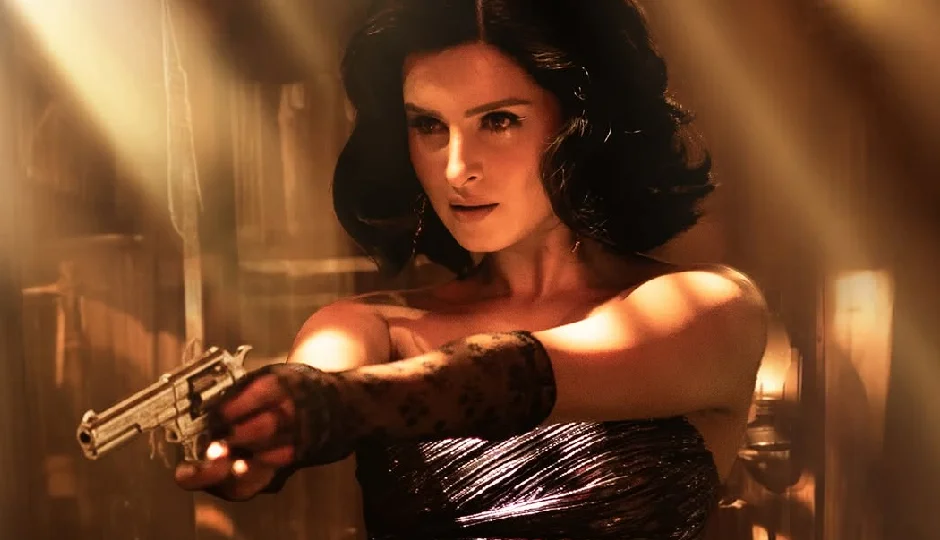 KISS विवाद के बीच तारा सुतारिया का किलर लुक हुआ वायरल, हाथ में बंदूक लिए नजर आईं एक्ट्रेस