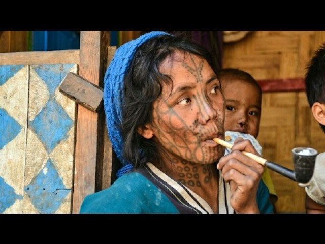 जानकर होगी हैरानी, अपनी पत्नियों को बदसूरत बनाकर रखते है यहां के मर्द tattoo on women face,weird story