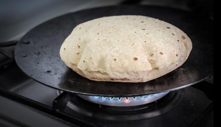 तवे से जुड़ी है मां लक्ष्मी की कृपा, कहीं आप तो नहीं करते ये गलतियां