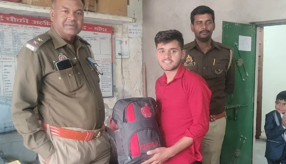 यात्री ने छोड़ा बैग, टैक्सी ड्राइवर ने खोलकर देखा तो उड़ गए होश, भागकर पहुंचा पुलिस के पास