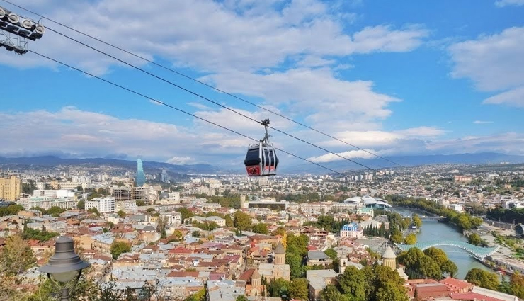 holy trinity cathedral,ride a cable car to narikala fortress,walk over the bridge of peace,bathhouses of abanotubani,shop at the intriguing dry bridge bazaar,have fun in mtatsminda park,rezo gabriadze marionette theater,tbilisi botanical garden,georgian national museum,lake lisi,tbilisi,places to visit in tbilisi,things to do in tbilisi