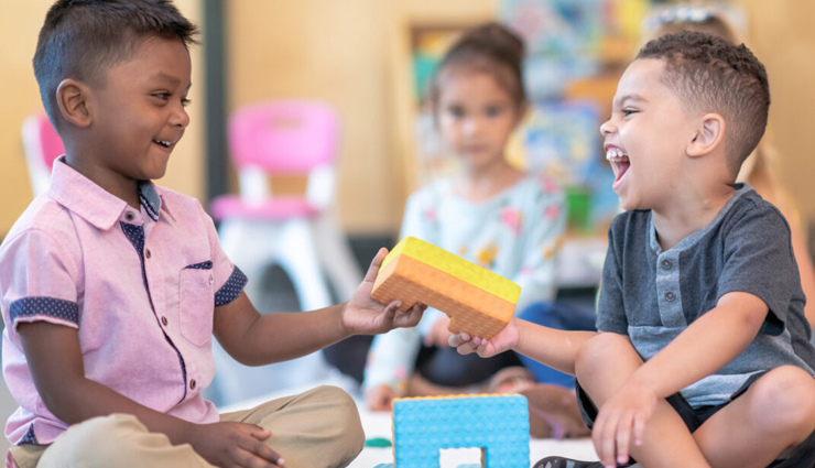 दयालुता का भाव बनाता हैं इंसान को खास, बच्चों में इस तरह विकसित करें ये आदत teaching kindness to children,raise compassionate kids,instilling kindness in children,nurturing empathy in kids,cultivating kindness in young ones,building a kind-hearted generation,tips for teaching kids kindness,promoting acts of kindness in children,developing kindness skills in kids,encouraging empathy and compassion in children