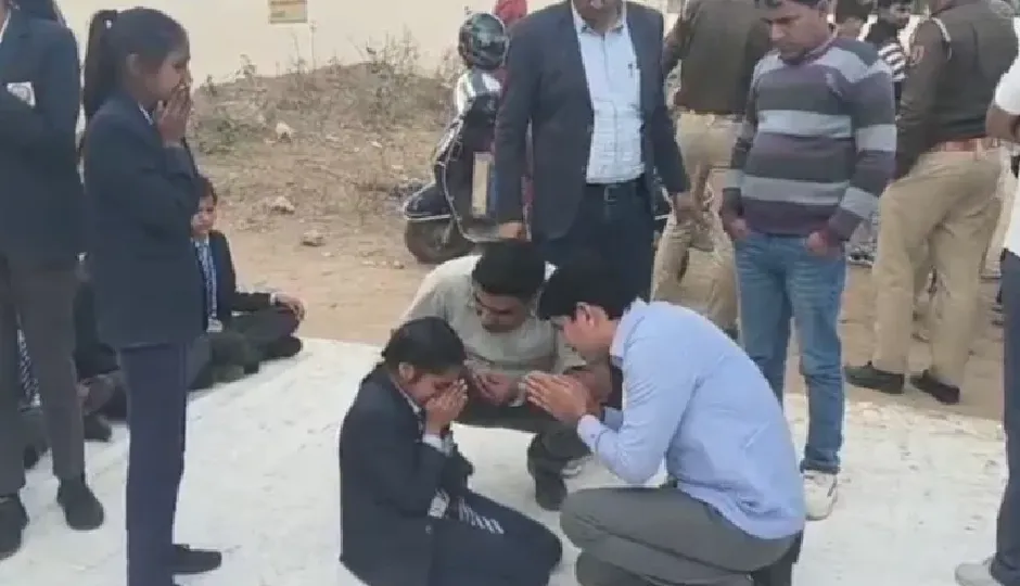 छात्रों के धरने के सामने शिक्षक ने घुटनों पर बैठकर की भावुक अपील, कहा- बच्चों, धरना खत्म करना मेरी गुरु दक्षिणा होगी