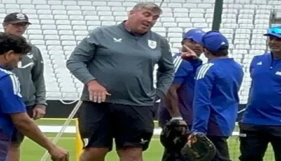 गौतम गंभीर और पिच क्यूरेटर के बीच ओवल टेस्ट से पहले तीखी बहस, गंभीर बोले- जहां चाहो शिकायत कर लो
गौतम गंभीर और पिच क्यूरेटर के बीच ओवल टेस्ट से पहले तीखी बहस, गंभीर बोले- जहां चाहो शिकायत कर लो