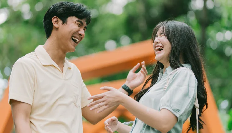 signs someone is flirting,difference between flirting and being friendly,how to tell if someone is flirting,flirting vs friendliness,subtle flirting signs,signs of attraction vs kindness,how to spot flirting cues,is it flirting or just being nice,body language signs of flirting,how to know if someone likes you