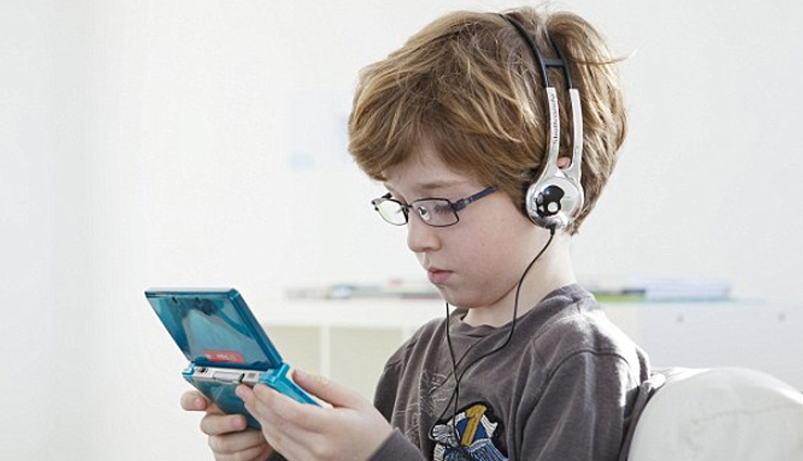 technology,family together,put your phones away during dinner,tech day,use technology together,relationship,relationship tips