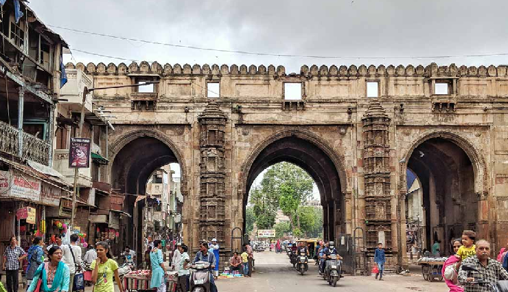 gujarat shopping destinations,best markets in gujarat,top places to shop in gujarat,gujarat shopping guide,unique markets in gujarat,traditional shopping in gujarat,famous shopping streets in gujarat,gujarat handicrafts shopping,vibrant bazaars in gujarat,gujarat shopping experiences,ahmedabad shopping spots,shopping malls in gujarat,gujarat street markets,antique shopping in gujarat,ethnic shopping in gujarat