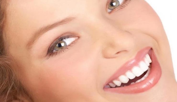 दांतों का पीलापन घटाता हैं खूबसूरती, लें इन उपायों की मदद