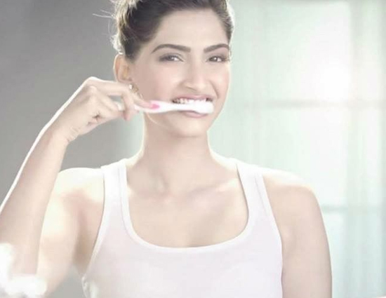 दांतो की सफाई के 5 आसान तरीके