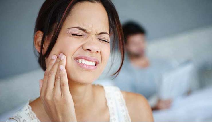 दांतों का दर्द बन रहा है परेशानी का कारण, आजमाए ये कारगर उपाय