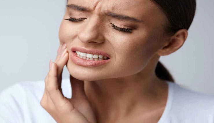 मसूड़ों में उठा दर्द कर रहा आपको परेशान, ये घरेलू उपाय आएंगे बहुत काम