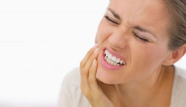आपकी ये 3 आदतें बन सकती हैं कमजोर दांतों का कारण, रहने संभलकर