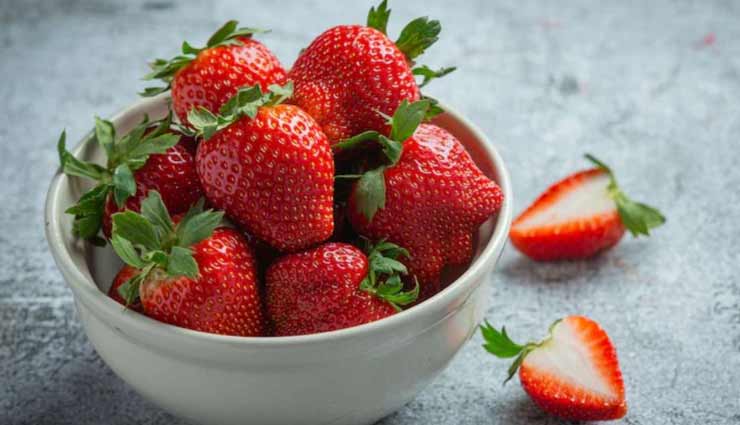 the yellowness of the teeth can take away the glow of the face give them pearl like shine with these tips,beauty tips,beauty hacks