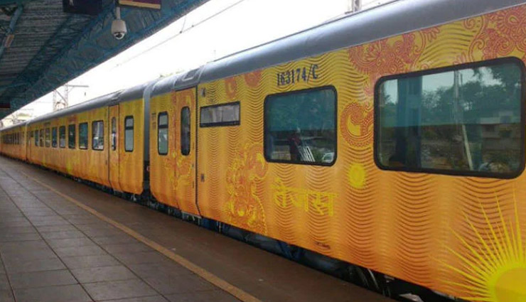 2 साल में पहली बार लेट हुई तेजस, 1574 यात्रियों को IRCTC ने लौटाए 250-250 रुपए
