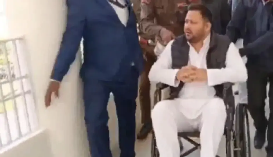 बिहार बजट सत्र में व्हीलचेयर पर नजर आए तेजस्वी यादव, आखिर क्या हुआ है उन्हें?