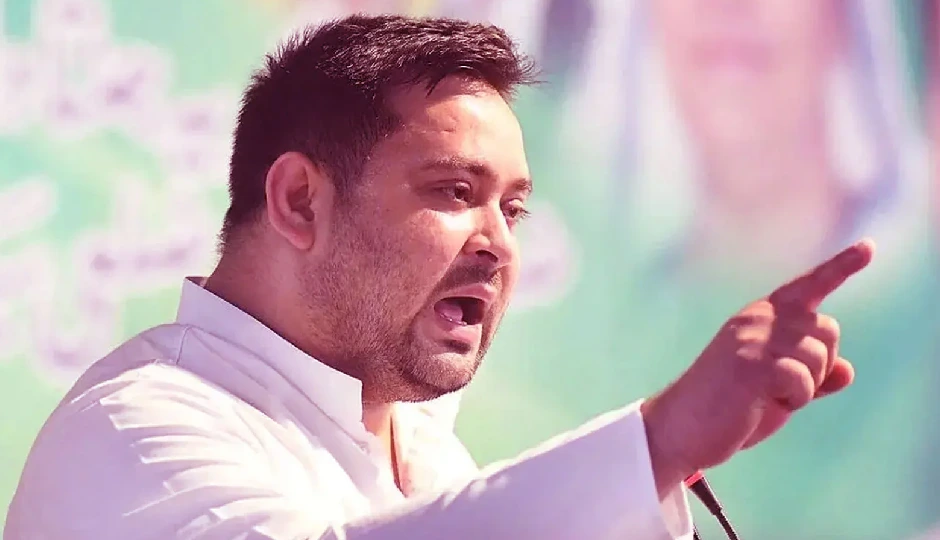 'लोग दरवाजों पर लटककर कर रहे हैं हजारों किलोमीटर का सफर, छठ पर ट्रेनों की भारी कमी', तेजस्वी यादव का केंद्र पर निशाना