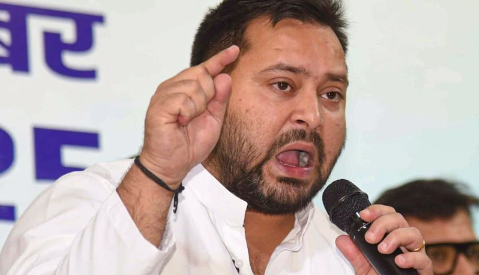 बिहार : विधायक दल की मीटिंग में भावुक हुए तेजस्वी, बोले—ज़रूरत पड़े तो मेरी जगह नया नेता चुन लें