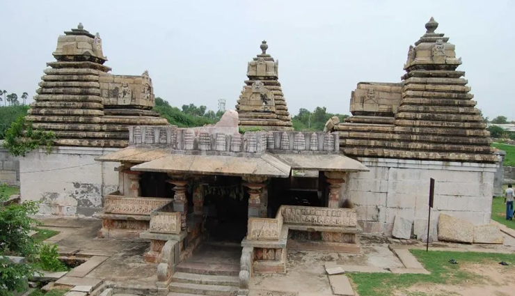 temples of telangana,telangana,alampur jogulamba temple,saleshwaram lingayya swamy temple,padmakshi temple,chaya someswara swamy temple,sri raja rajeshwara temple,kondagattu temple