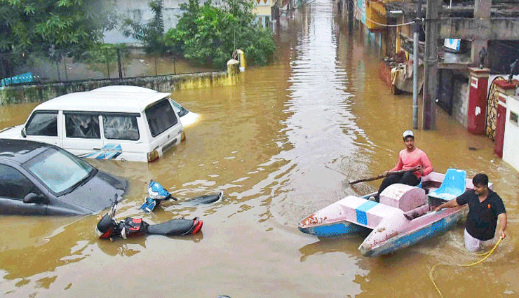 Video में देखिए कैसे हैदराबाद की सड़कों पर आया जल सैलाब,  बह गईं कारें