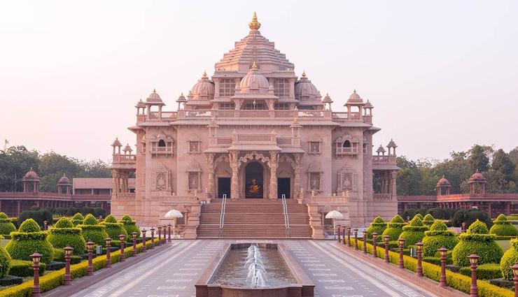 भारत के इन मंदिरों में चढ़ता हैं अनोखा चढ़ावा, जानकर आपको भी होगो हैरानी 