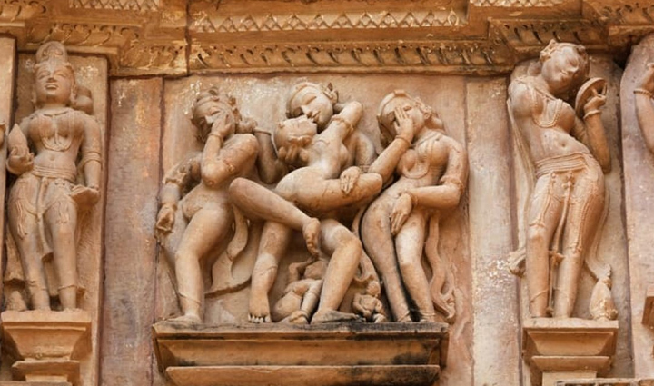 भारत के इन 8 मंदिरों की दिवारों पर देखने को मिलती हैं सेक्स से जुड़ी क्रियाएं