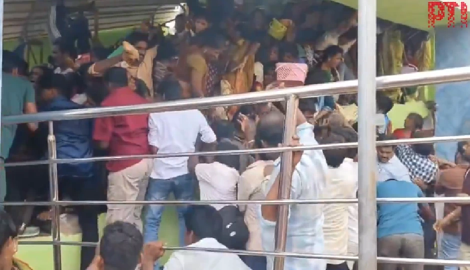वेंकटेश्वर मंदिर में भगदड़ का दर्दनाक वीडियो, पूजा की टोकरी लिए मदद को पुकारती महिलाएं, मचा हाहाकार