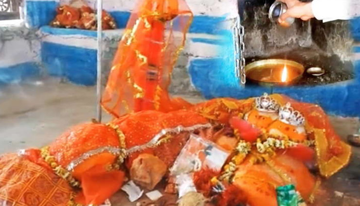 नवरात्रि स्पेशल : माता का अनोखा मंदिर, जहाँ पानी से जलता है दीपक 