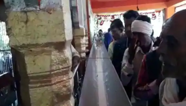 दिवाली के दूसरे दिन इस मंदिर में बनता है दूध का तालाब, जानें क्‍या है वजह