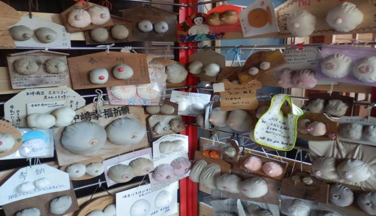 आखिर क्यों की जाती हैं यहाँ महिलाओं के अंतर्वस्त्रों की पूजा, सच्चाई जान आप भी रह जाएंगे हैरान weird temple,japan temple,worship of breast,worship of bra