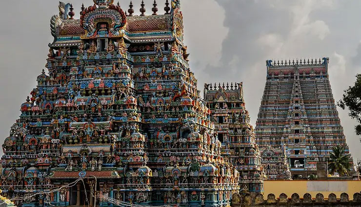 लॉकडाउन / मंदिरों में अब चरणामृत-प्रसाद बांटने पर लग सकती है रोक, दर्शन के लिए दिखाना होगा आधार कार्ड!