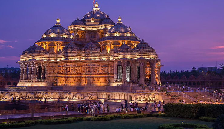 बाजारों के अलावा मंदिरों के लिए भी जानी जाती हैं राजधानी दिल्ली, कर आएं यहां की सैर
