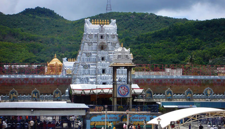 temples in india,must visit in india,vaishno devi mandir,jammu & kashmir,kedarnath,uttarakhand,sri venkateswara temple,tirupati,kashi vishwanath temple,varanasi,meenakshi temple,madurai