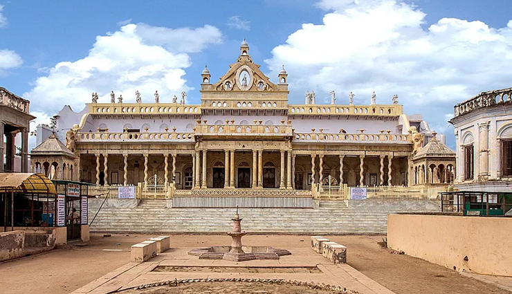 famous temples,famous temples in india,india,vaishno devi,jammu and kashmir,sabarimala,kerala,tirupati,andhra pradesh,varanasi,uttar pradesh,ajmer sharif,rajasthan,golden temple,amritsar,kedarnath,uttarakhand,shirdi,maharashtra,bodh gaya,bihar,hemkund sahib,basilica of bom jesus,goa,ayodhya,uttar pradesh,dilwara temple,guruvayur,kerala,vrindavan,mathura,manikaran sahib,himachal pradesh,puri,orissa