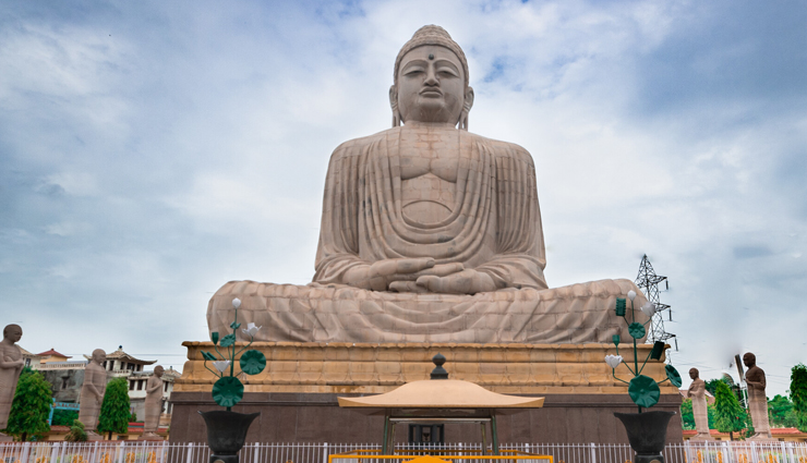 famous temples,famous temples in india,india,vaishno devi,jammu and kashmir,sabarimala,kerala,tirupati,andhra pradesh,varanasi,uttar pradesh,ajmer sharif,rajasthan,golden temple,amritsar,kedarnath,uttarakhand,shirdi,maharashtra,bodh gaya,bihar,hemkund sahib,basilica of bom jesus,goa,ayodhya,uttar pradesh,dilwara temple,guruvayur,kerala,vrindavan,mathura,manikaran sahib,himachal pradesh,puri,orissa