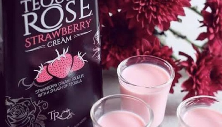 tequila rose cocktail recipe,romantic sunday cocktail,impress partner with cocktail,strawberry cream liqueur drink,sunday evening drinks,romantic cocktail recipe,tequila and strawberry drink,easy cocktail for special occasions,cocktail for couples,sunday date night recipe