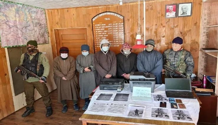 कश्मीर : घाटी से गिरफ्तार किए गए आतंकियों के पांच मददगार, चिपकाते थे धमकी भरे पोस्टर