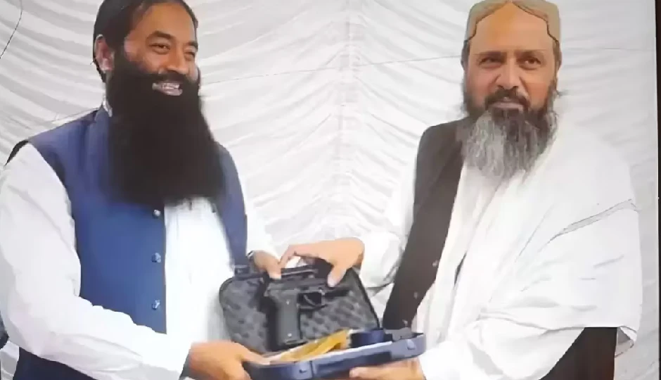 इस्लामिक स्टेट और लश्कर का नया गठबंधन, आतंकियों ने गिफ्ट की पिस्तौल, भारत के लिए चेतावनी